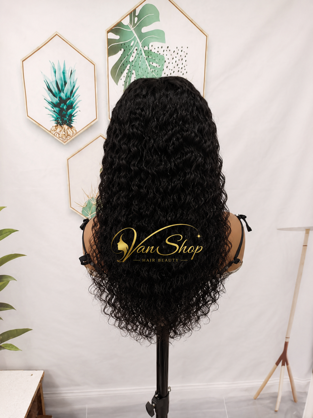 Perruque Water Wave Glueless 7x5 HD Lace Cheveux Humains Brésiliens Vierges 100% Naturels Densité 180% Prête à Porter Sans Colle Noir Naturel 1B Pré-Coupée Pré-Pluckée Hairline Naturelle Confortable Douce Brillante Pour Femme